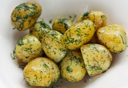 Keedetud kartul ohtra tilliga.