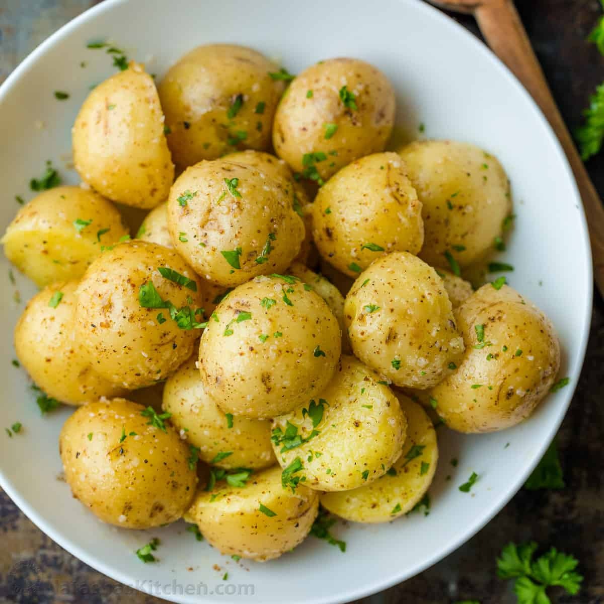 Keedetud kartulid maitserohelisega.